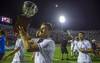 Gonzalo Bergessio, capitán de Nacional, con el trofeo del torneo Clausura, anoche, en el estadio Centenario. · Foto: Ernesto Ryan Gonzalo Bergessio, capitán de Nacional, con el trofeo del torneo Clausura, anoche, en el estadio Centenario. · Foto: Ernesto Ryan