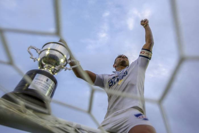 Gonzalo Bergessio, festeja el Campeonato Uruguayo, ayer, en el estadio Centenario. · Foto: .
