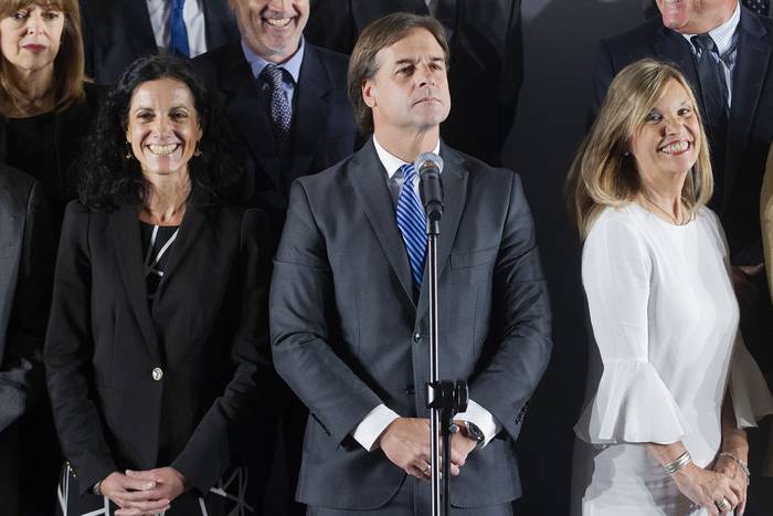 Azucena Arbeleche, Luis Lacalle Pou y Beatriz Argimón durante la presentación del nuevo gabinete. · Foto: .