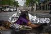 Performance Protocolo de acción para estado de emergencia, en el marco del Día Internacional contra la Violencia de Género, ayer, en Avenida del Libertador. · Foto: Mariana Greif Performance Protocolo de acción para estado de emergencia, en el marco del Día Internacional contra la Violencia de Género, ayer, en Avenida del Libertador. · Foto: Mariana Greif