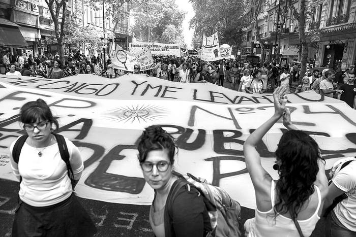 Maestros marchan durante un paro nacional de 48 horas, ayer, en Buenos Aires. Foto: Eitan Abramovich, AFP