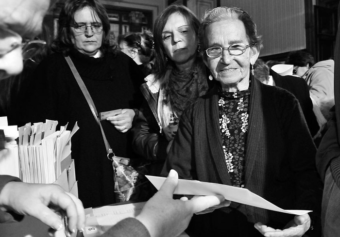 Herminia Santana recibe el certificado de reparación durante el acto oficial de reconocimiento de la actuación ilegítima del Estado, ayer, en la antesala de Diputados del Palacio Legislativo. · Foto: Javier Calvelo