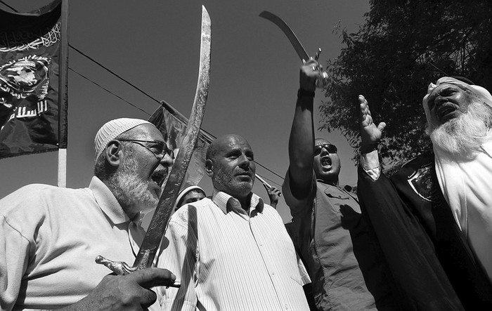 Musulmanes palestinos gritan consignas antiestadounidenses y queman una bandera estadounidense durante una concentración convocada frente a la sede de UNESCO en la Franja de Gaza. El motivo de las protestas es la emisión de una película producida por Estados Unidos en la que, según los manifestantes, se insulta a Mahoma.  · Foto: Mohamed Saber, Efe