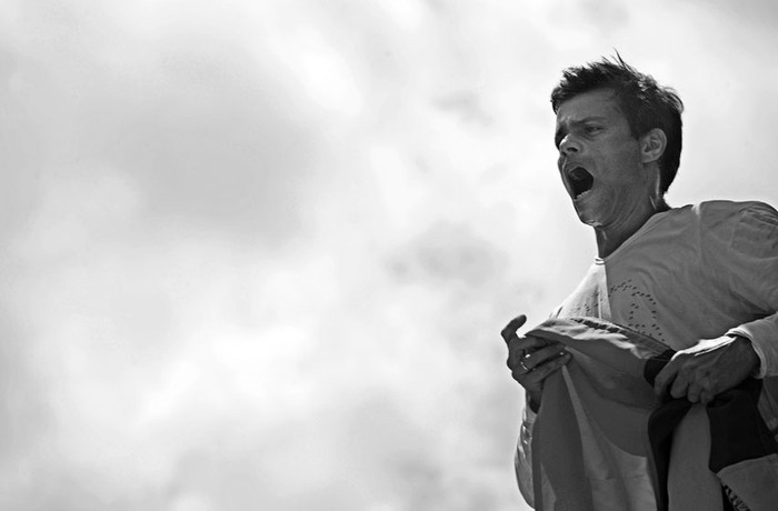 Leopoldo López, dirigente opositor venezolano, ayer, durante un discurso ante sus seguidores subido al monumento a José Martí en la plaza de Chacaíto en Caracas, antes de entregarse a las autoridades.
Foto: Juan Barreto, Afp