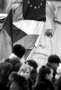 El retrato en un cartel, de la líder opositora Yulia Tymoshenko se puede ver durante una manifestación ayer, en la plaza de la Independencia en el centro de Kiev (Ucrania). / Foto: Maxim Shipenkov, Efe, Epa