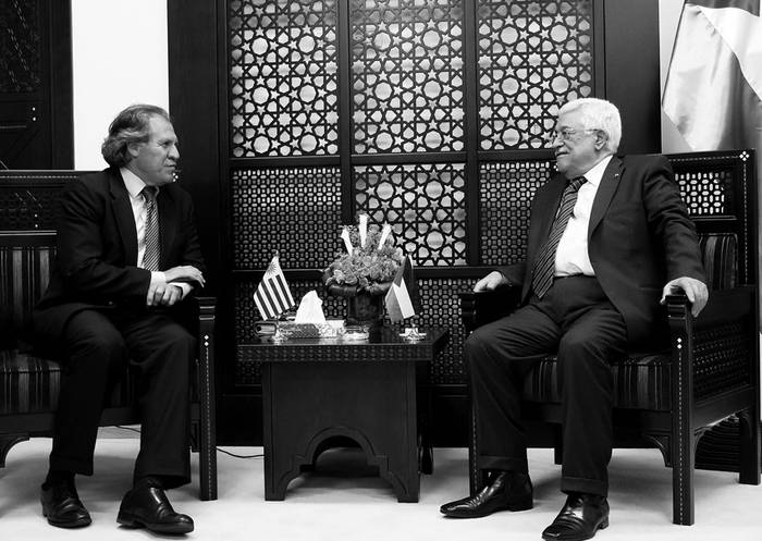 Luis Almagro, canciller de Uruguay, y Mahmud Abbas, presidente de la Autoridad Nacional Palestina (ANP), ayer en la sede del gobierno palestino (Mugata) en Ramala, Cisjordania. / Foto: Javier Martín, Efe