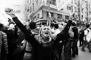 Familiares de presuntos seguidores de los Hermanos Musulmanes ayer, en la ciudad de Minia (Egipto), tras conocer el fallo de un tribunal egipcio que condenó a muerte a 720 islamistas seguidores de los Hermanos Musulmanes, incluido su líder, Mohamed Badia. / Foto: Khaled Elfiqi, efe