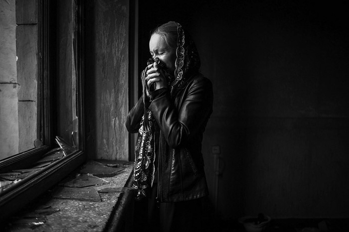 Una mujer ayer, dentro del edificio que fue incendiado el viernes durante los enfrentamientos entre manifestantes a favor de Ucrania y pro rusos, en el que murieron 40 de estos últimos, en la sureña ciudad ucraniana de Odessa. / Foto: Alexey Furman, Efe