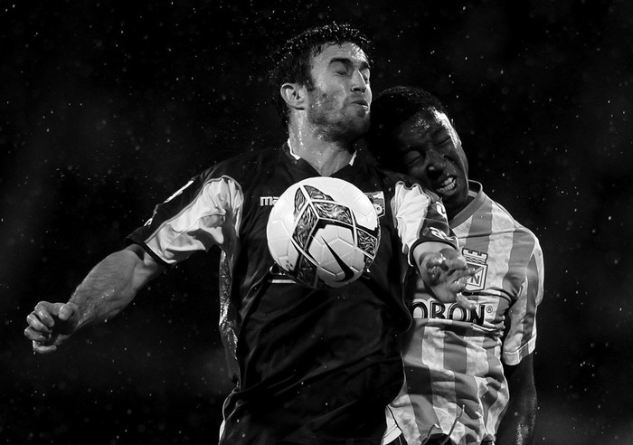 Matías Alonso, de Defensor Sporting, y Jefferson Duque, de Atlético Nacional, anoche en el estadio Atanasio Girardot de Medellín (Colombia). / foto: leonardo muñoz, EFE