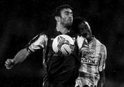 Matías Alonso, de Defensor Sporting, y Jefferson Duque, de Atlético Nacional, anoche en el estadio Atanasio Girardot de Medellín (Colombia). / foto: leonardo muñoz, EFE