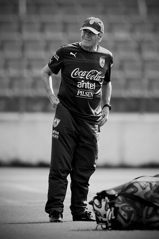 Óscar Washington Tabárez, el martes, al llegar al entrenamiento matutino de la selección uruguaya, en el estadio Arena do Jacaré de Sete Lagoas, Brasil. /Foto: Sandro Pereyra