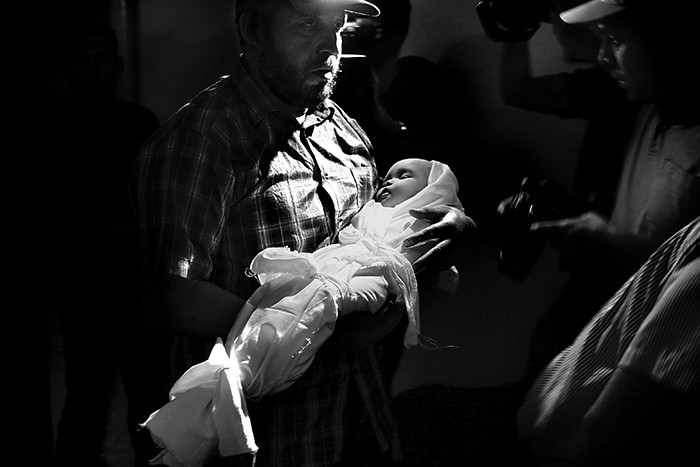 Lama al Satari, bebé de cinco meses muerto en un ataque israelí, es cargado por su padre durante el funeral celebrado ayer en la casa de la familia en Rafah, en el sur de la Franja de Gaza. / Foto: Mohammed Saber, Efe