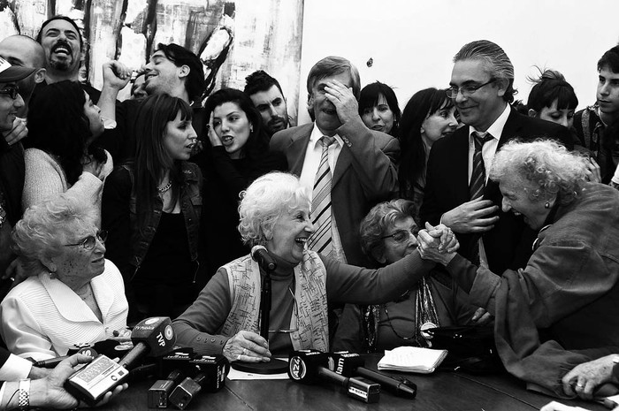 Estela de Carlotto (centro), integrante de la organización Abuelas de Plaza de Mayo, en la conferencia de prensa en Buenos Aires (Argentina), donde anunció el encuentro de su nieto Guido, la 114ª persona que recupera su identidad gracias a dicha organización. / Foto: Florencia Downes, Efe.