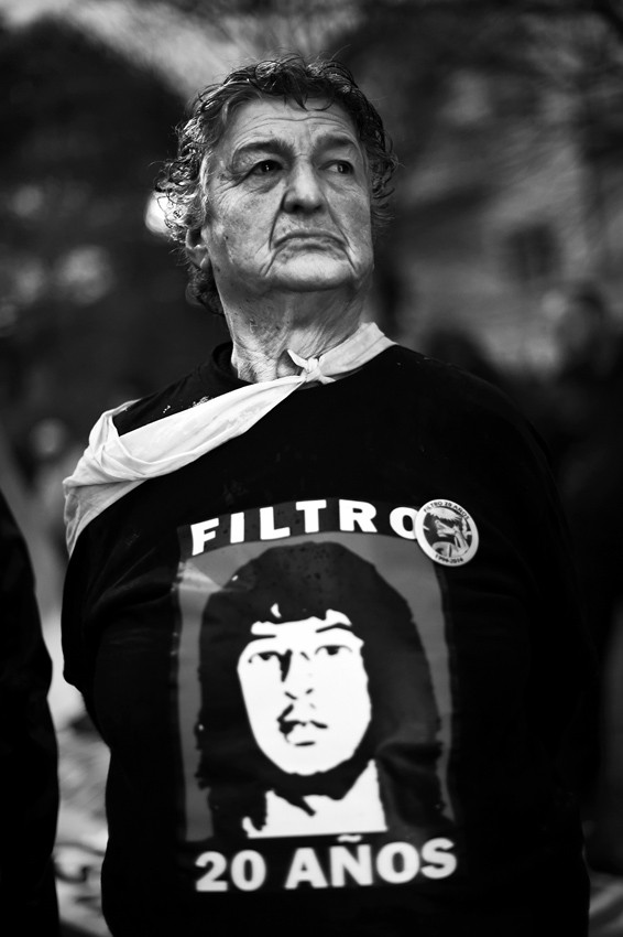 Norma Morroni, madre de Fernando Morroni, ayer en la marcha por los 20 años de los sucesos del Hospital Filtro, en los que resultó muerto su hijo. / Foto: Nicolás Celaya