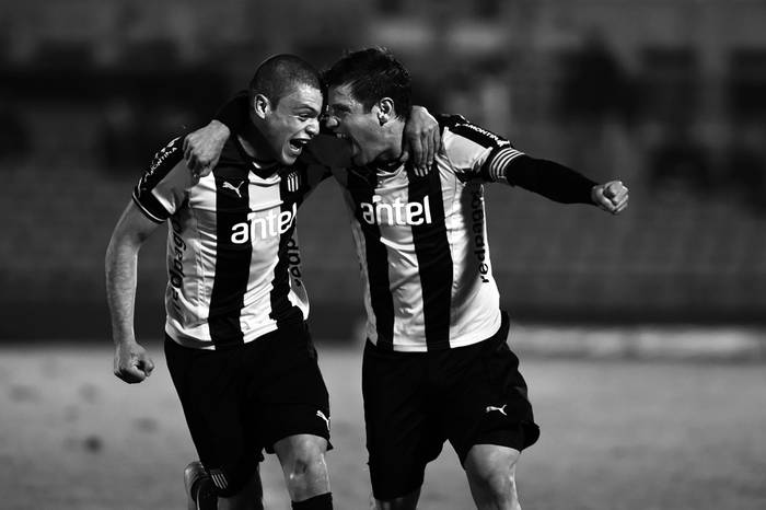 Jonathan Rodríguez y Antonio Pacheco, de Peñarol, ayer tras el primer gol ante Tacuarembó en el estadio Centenario. / Foto: Nicolás Celaya