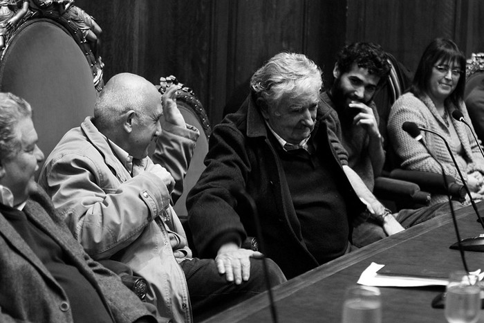 Roberto Markarian y José Mujica, ayer en el Paraninfo de la Universidad de la República, cuando el primero asumió como nuevo rector de la Universidad. / Foto: Pedro Rincón