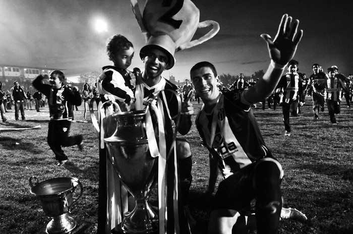 Nicolás Rebollo y Sebastián Cabó, de Central de San José, luego de que el equipo maragato se impusiera a Ituzaingó de Maldonado en la final de la Copa de Clubes de OFI, en el estadio Casto Martínez Laguarda de San José. / Foto: Sandro Pereyra