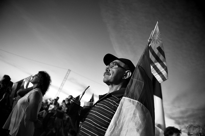 Participantes del acto de cierre de campaña electoral del Frente Amplio, ayer en la rambla de Montevideo. / Foto: Nicolás Celaya