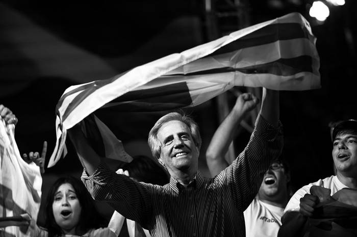 Tabaré Vázquez, ayer, luego de su discurso en el acto en la avenida 18 de Julio en Montevideo, después de que conocieran los primeros resultados de la jornada electoral. / Foto: Nicolás Celaya