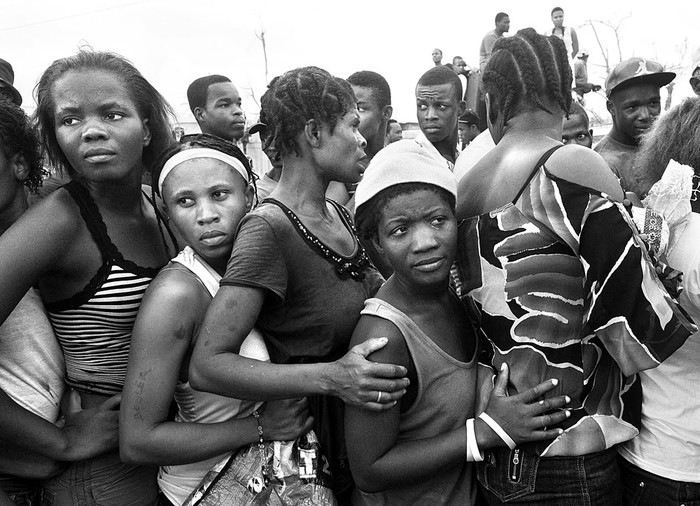 Haitianos hacen cola por comida y ropa en un refugio, el domingo, en Port-Salut, al suroeste de Puerto Príncipe. Foto: Rodrigo Arangua, AFP