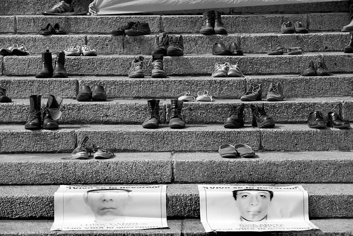 Zapatos y retratos durante las marchas de familiares de los 43 estudiantes de Ayotzinapa, ayer, en Ciudad de México. Foto: Sáshenka Gutiérrez, Efe