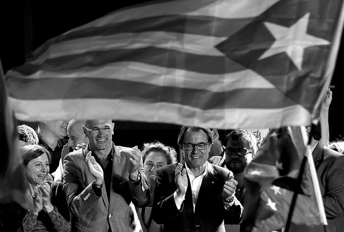 El presidente catalán, Artur Mas (c), y el cabeza de lista de Junts pel Sí, Raül Romeva (2i), durante el festejo con sus simpatizantes, ayer, en Barcelona. Foto: Alberto Estévez, Efe
