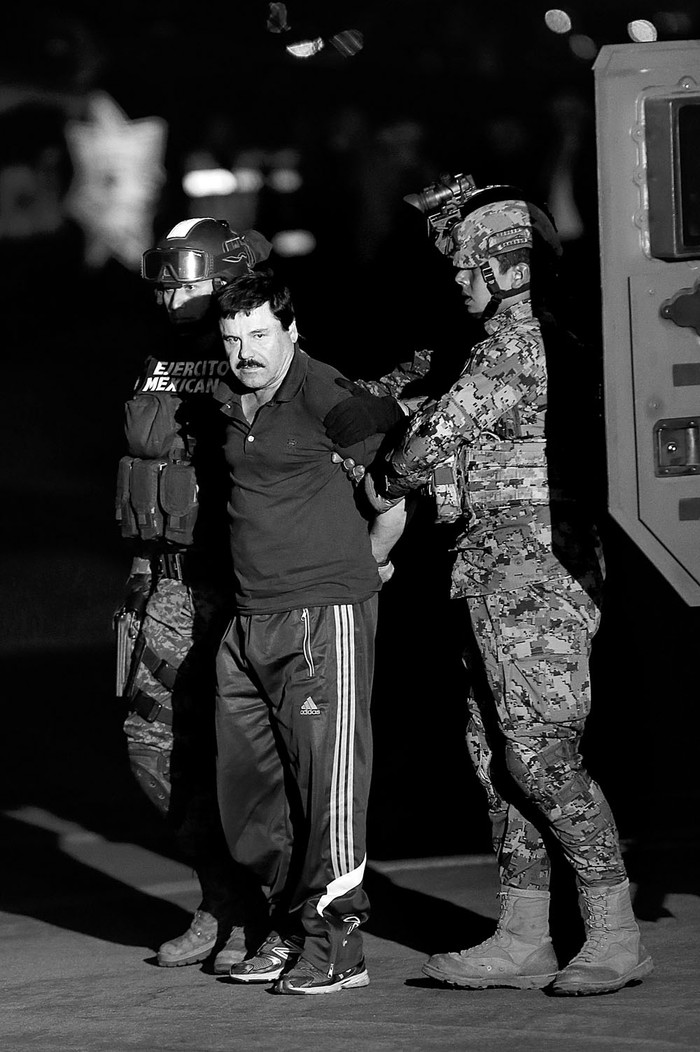 Joaquín El Chapo Guzmán es conducido a un helicóptero de la Marina Armada de México, en la capital mexicana, tras su recaptura, el viernes, en la ciudad de Los Moches, Sinaloa (México). José Méndez, Efe