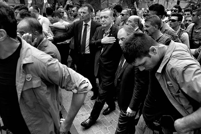 Recep Tayyip Erdogan, presidente de Turquía (centro), al salir de un funeral de las víctimas del intento de golpe de Estado en Estambul. Foto: Aris Messinis, afp