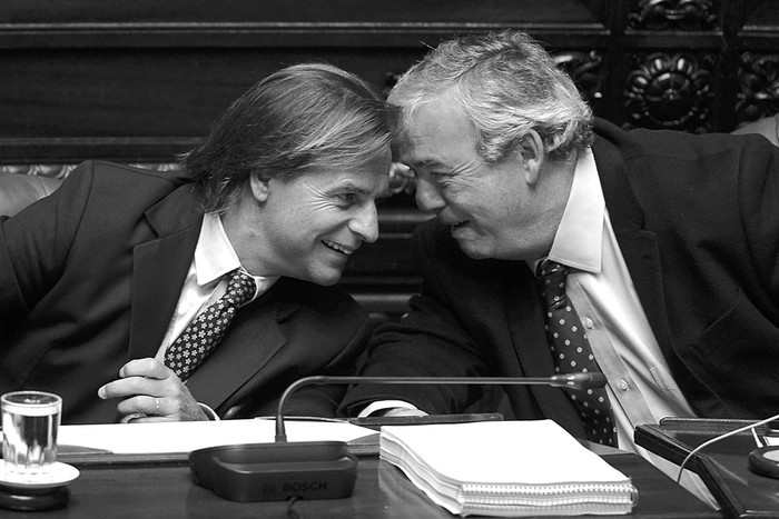 Luis Lacalle Pou y Luis Alberto Heber, ayer, durante la sesión sel Senado. Foto: Santiago Mazzarovich