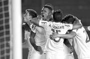 Hugo Silveira (c), festeja con sus compañeros de Nacional, el gol a Lanús, ayer, en el estadio Lanús, en Buenos Aires. Foto: Juan Mabromata, AFP