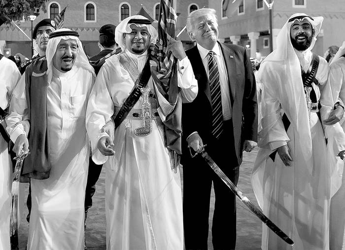Donald Trump, presidente de los Estados Unidos y Abdulaziz al-Saud, rey saudita (2-i), en una ceremonia en el palacio Real de Arabia. Foto: Bandar Al-Jaloud,  Palacio Real Saudi, AFP