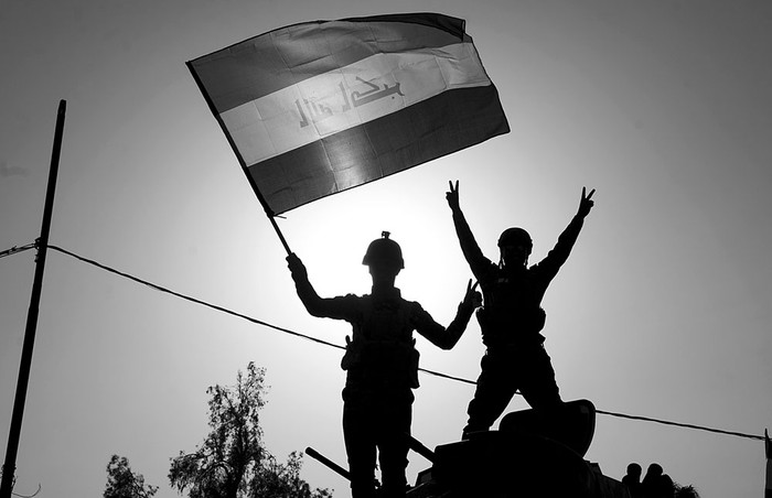 Miembros de la Policía Federal iraquí celebran, ayer, en la Ciudad Vieja de Mosul, luego de que el gobierno anunciara la “liberación” de la ciudad. Foto: Fadel Senna, AFP