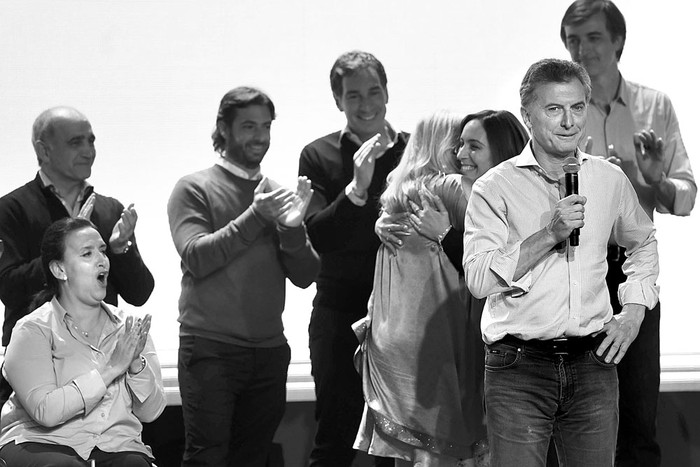 El presidente argentino, Mauricio Macri (d), y la vicepresidenta, Gabriela Michetti (i), durante un acto después de las elecciones Primarias Abiertas, Simultáneas y Obligatorias en Argentina. Foto: Maximiliano Luna, AFP-Télam