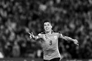 Luis Suárez festeja el tercer gol de Uruguay a Bolivia, anoche, en el estadio Centenario. Foto: Sandro Pereyra