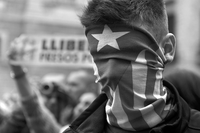 Manifestación frente al Palacio de la Generalitat, ayer, en Barcelona. Foto: Lluis Gene, AFP