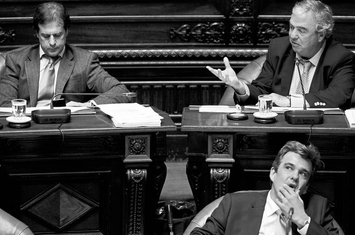 Luis Lacalle Pou, Luis Alberto Heber y Carlos Daniel Camy, ayer en la Cámara de Senadores. Foto: Pablo Vignali Luis Lacalle Pou, Luis Alberto Heber y Carlos Daniel Camy, ayer en la Cámara de Senadores. Foto: Pablo Vignali