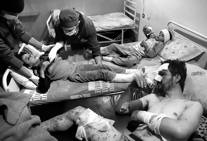 Médicos atienden a miembros de una familia en su casa en Otaybah, en el enclave de Ghouta Oriental, Siri, ayer. Foto: Amer Almohibany, AFP