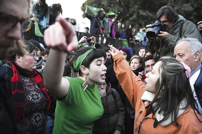 Activistas a favor y en contra a la legalización del aborto, ayer, afuera del Congreso argentino, en Buenos Aires.
 · Foto: Eitan Abramovich