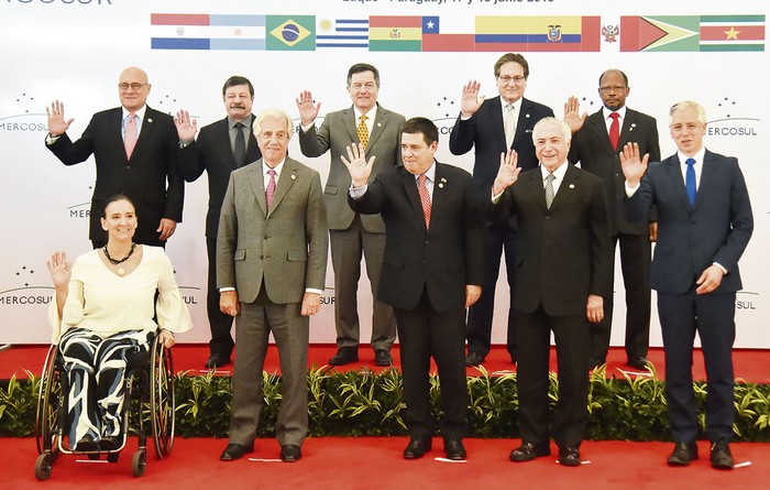 Foto de familia de la cumbre del Mercosur y países asociados, ayer, en Paraguay.  · Foto: Daniel Duarte
