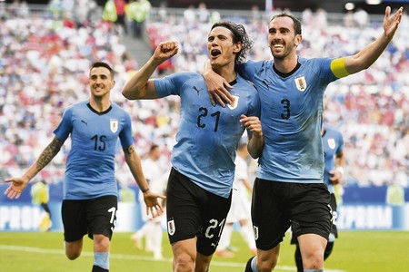 Matías Vecino, Edinson Cavani y Diego Godin, festejan el tercer gol uruguayo a Rusia, ayer, en el Samara Arena.
· Foto: Fabrice Coffrini, AFP y Sandro Pereyra, la diaria Matías Vecino, Edinson Cavani y Diego Godin, festejan el tercer gol uruguayo a Rusia, ayer, en el Samara Arena.
· Foto: Fabrice Coffrini, AFP y Sandro Pereyra, la diaria