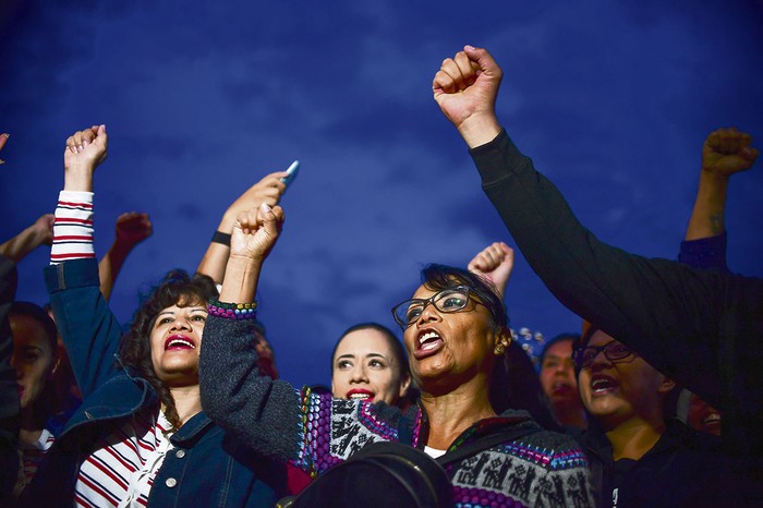 Partidarios del candidato presidencial Manuel López Obrador, festejan, anoche, en el Zócalo en Ciudad de México.
 · Foto: Ronaldo Schemidt, AFP