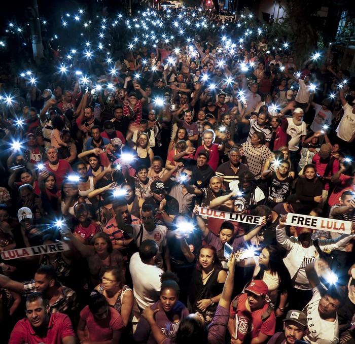 Manifestación por la liberación de Lula da Silva, ayer, en San Pablo. · Foto: Miguel Schincariol