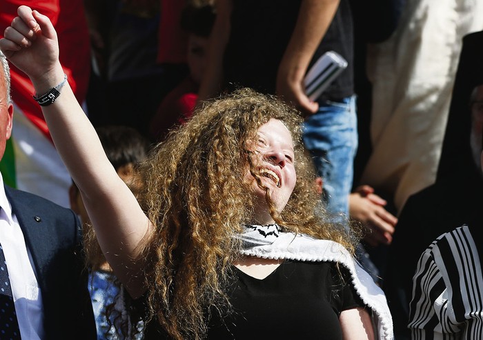 Ahed Tamimi, durante una conferencia de prensa, ayer, en la aldea cisjordana de Nabi Saleh, en la ocupada Cisjordania.
 · Foto: Abbas Momani