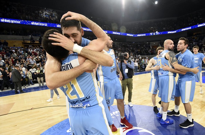 Luciano Parodi y Mathías Calfani festejan la victoria uruguaya sobre Puerto Rico, anoche, en el Antel Arena. · Foto: Federico Gutiérrez