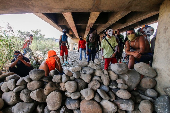 Manifestantes de la oposición de Venezuela, se atrincheran, ayer, debajo del puente internacional Simón Bolívar en Cúcuta, Colombia.

 · Foto: Schneyder Mendoza