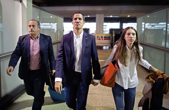 Juan Guaido y a su esposa Fabiana Rosales, ayer, a su arribo al aeropuerto internacional Simón Bolívar, en el estado de Vargas, Venezuela. Foto: Donaldo Barros, servicio de fotografía de Juan Guaidó, AFP
