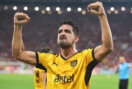 Lucas Viatri, festeja el gol de Peñarol a Flamengo, ayer, en el estadio Maracaná de Río de Janeiro. · Foto: Carl De Souza Lucas Viatri, festeja el gol de Peñarol a Flamengo, ayer, en el estadio Maracaná de Río de Janeiro. · Foto: Carl De Souza