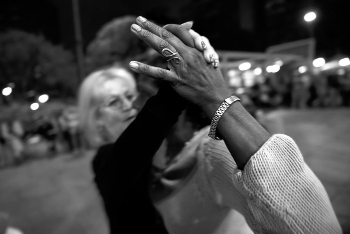 Una pareja durante la “milonga inadecuada”, ayer, en la Plaza del Entrevero. Foto: Nicolás Celaya