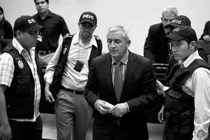 Otto Pérez Molina, ex presidente de Guatemala, es detenido al final de una audiencia, ayer, en la Corte Suprema en la Ciudad de Guatemala.Foto: Johan Ordóñez, Afp