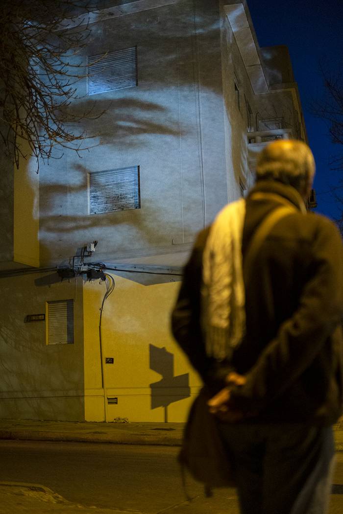 Intervención del fotógrafo argentino Gabriel Orge, con la imagen de Elena Quinteros, en el edificio en el que fue secuestrada (archivo, junio de 2018). · Foto: Pablo Vignali